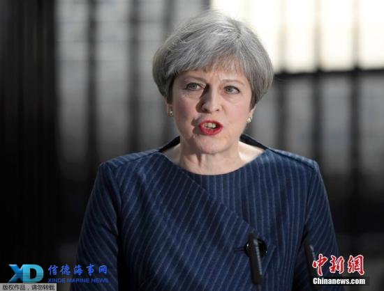 当地时间4月18日,英国首相特蕾莎·梅在首相官邸前发表声明,宣布将在6月8日提前大选。报道称,英国首相府此前尚未透露特蕾莎·梅将发表的声明的具体内容,但这一举动“不同寻常”。此前,特蕾莎·梅一直表示自己将不参与2020年英国大选。 点击进入下一页