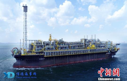 “巴西石油77”轮船长322米、型宽56米、型深31.4米,排水量31.6万吨。 官雄杰 摄 “巴西石油77”轮船长322米、型宽56米、型深31.4米,排水量31.6万吨。 官雄杰 摄