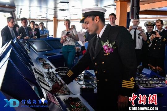 全球首艘极地凝析油轮在广州南沙命名 陈骥旻 摄