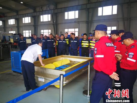 中国北方最大船舶溢油应急设备库首次面向公众开放。 郝阔 摄 中国北方最大船舶溢油应急设备库首次面向公众开放。 郝阔 摄