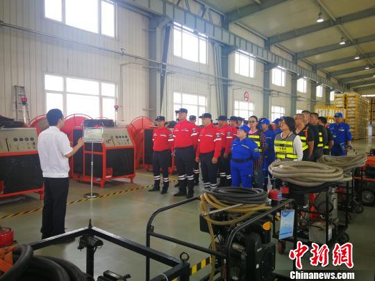 大连海事局首次在大连船舶溢油应急设备库对社会公众举办公开日宣传活动。 郝阔 摄 大连海事局首次在大连船舶溢油应急设备库对社会公众举办公开日宣传活动。 郝阔 摄