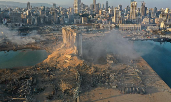 贝鲁特港口大爆炸后的港口周围变为一片废墟。(图片来源:美联社)