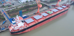 扬州中远海运重工建造交付两艘散货船